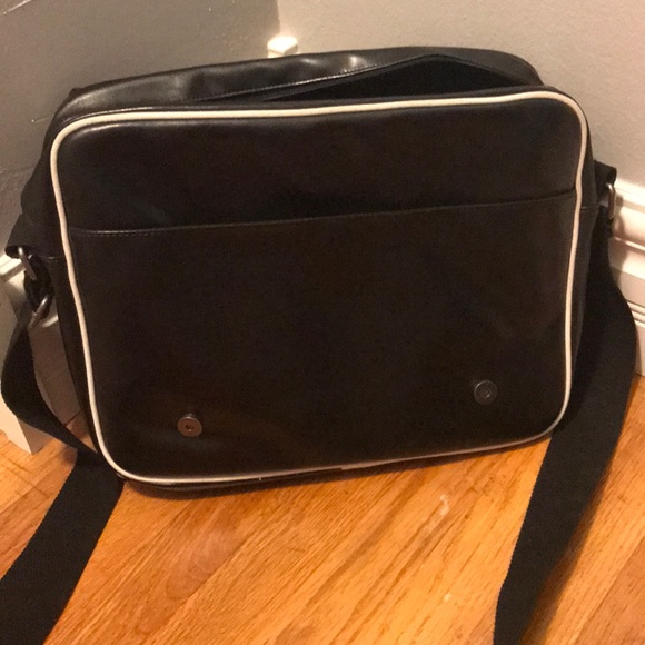 Ben Sherman Messenger Bag - Picture 2 of 3